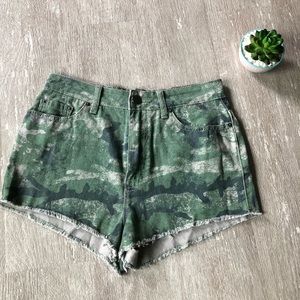 Urban Outfitters BDG Camo Shorts Size 26